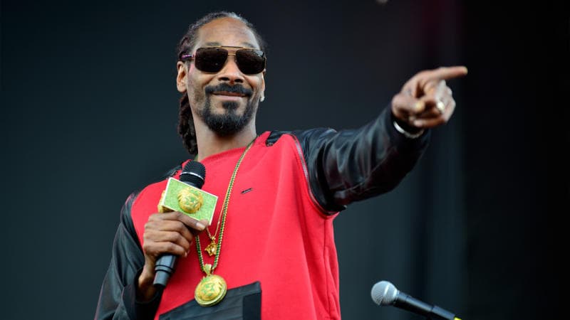 Snoop Dogg Confesses To Being The Face Behind One Of The Most Popular Twitter Accounts In The NFT World Snoop Dogg Confesses To Being The Face Behind One Of The Most Popular Twitter Accounts In The NFT World