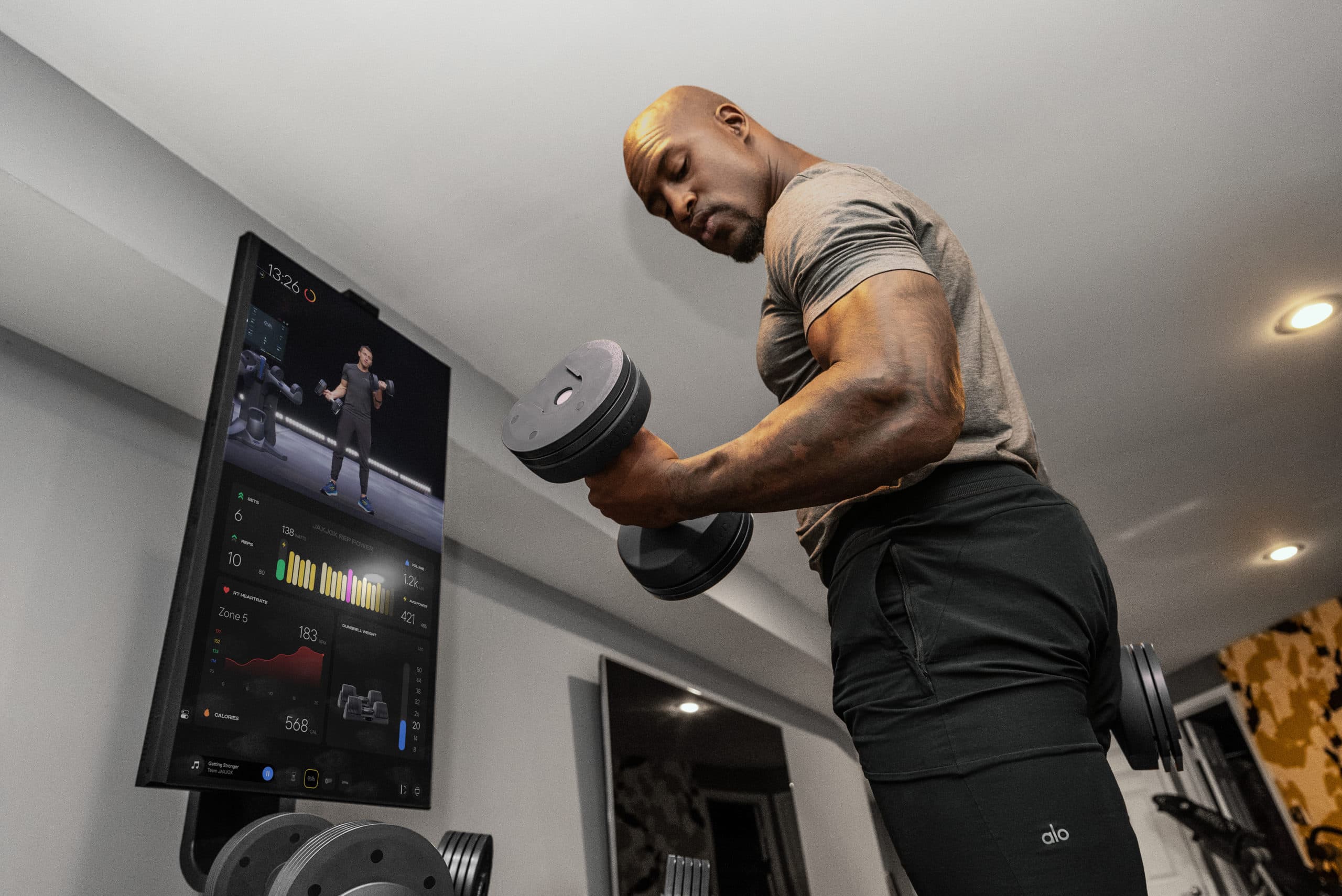 Former NFL Star Vernon Davis Becomes Investor In AI-Powered Fitness Platform JAXJOX