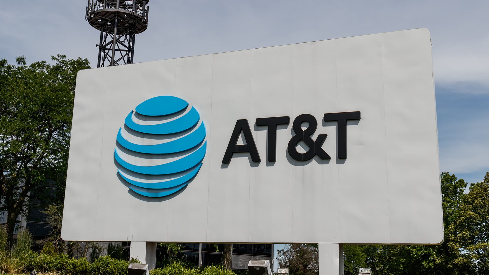 AT&T Dismantles DEI Policies As It Seeks FCC Approval For $1.02B Deal To Purchase Wireless Spectrum Licenses From UScellular AT&T Dismantles DEI Policies As It Seeks FCC Approval For $1.02B Deal To Purchase Wireless Spectrum Licenses From UScellular